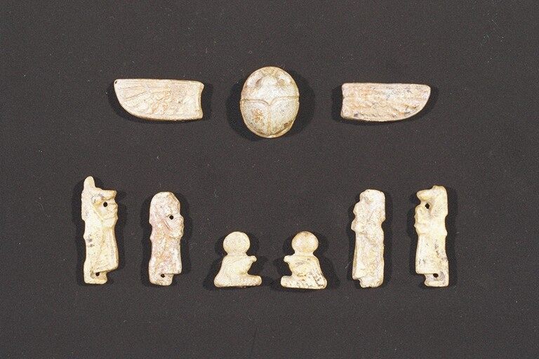 有翼スカラベと神像