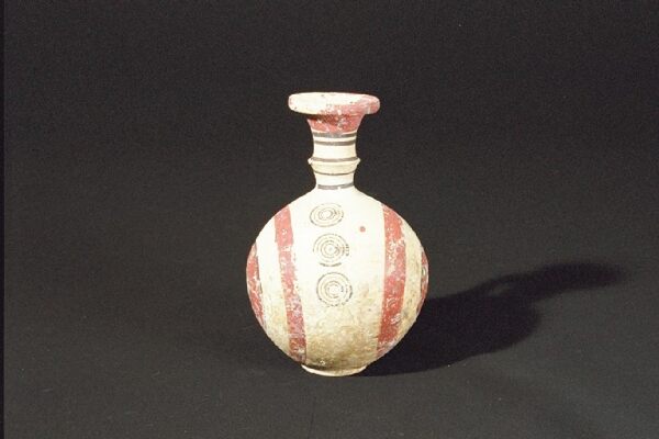 把手付彩色壺の側面 