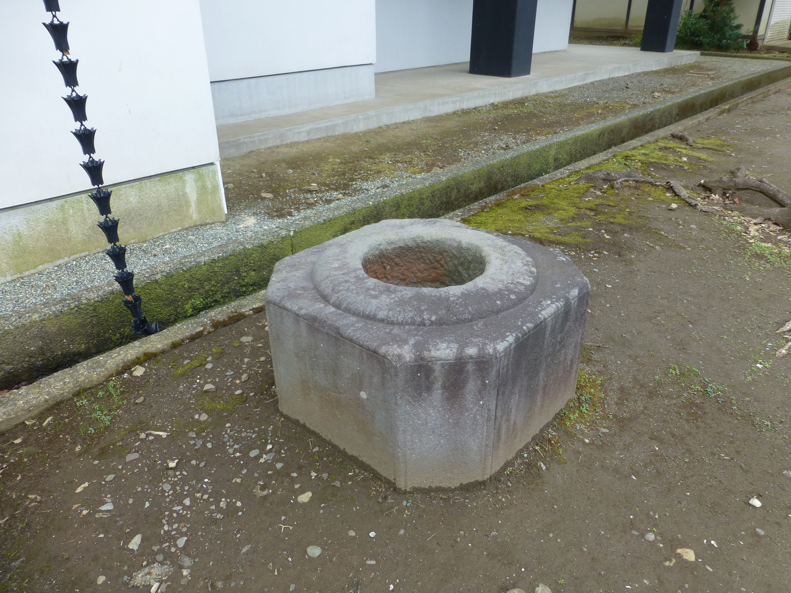 江の島道入口鳥居の沓石　宝物館入口右側