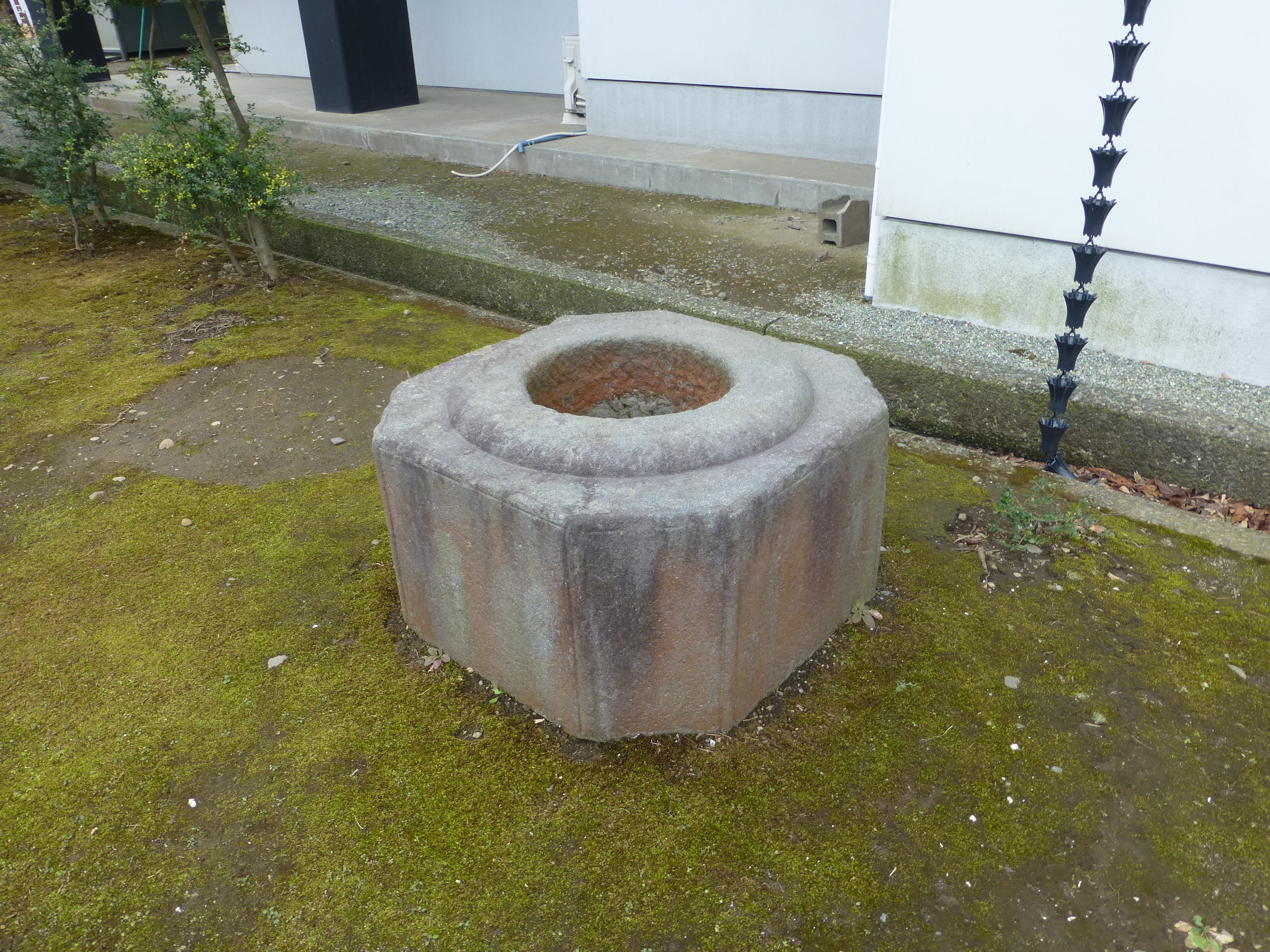 江の島道入口鳥居の沓石　宝物館入口左側